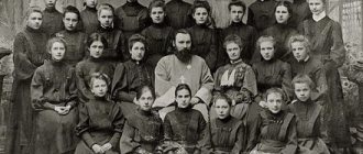 Аня Горенко с классом гимназии 1904-1905 гг.